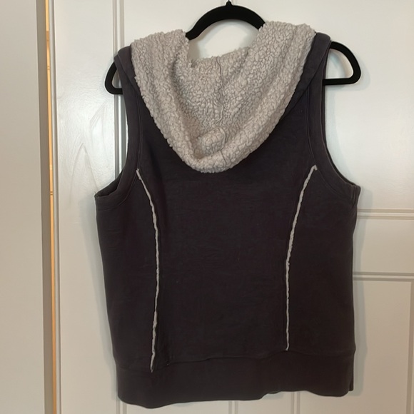 Women’s Old Navy fleece lined vest - Picture 6 of 6